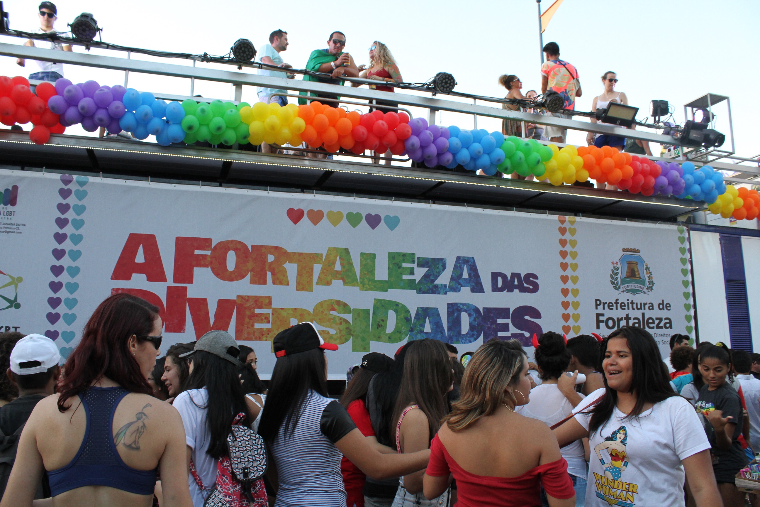 trio elétrico da prefeitura na parada da diversidade sexual